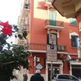 Quest�anno hanno messo su una colletta per acquistare delle stelle di natale che sono andate ad arricchire via Arcivescovo Vaccaro...